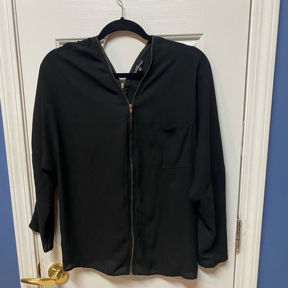 Cleo Apparel Womens size S Small Black Long Rolled Tab Sleeve Top Shirt Blouse - Picture 2 of 12